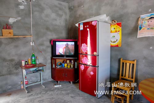 峨眉山-峨眉山佛教协会法师到汶川考察、学习灾后重建工作