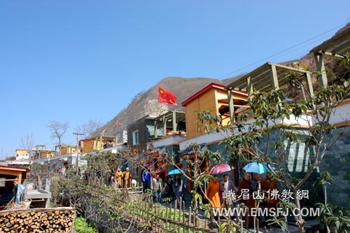 峨眉山-峨眉山佛教协会法师到汶川考察、学习灾后重建工作