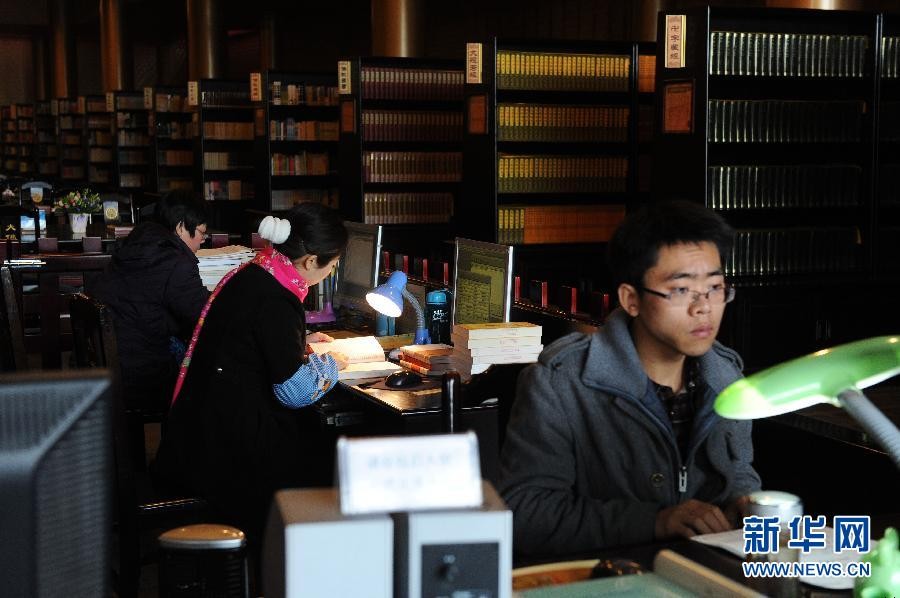 峨眉山佛学院的图书馆里，几位居士在录入图书目录。