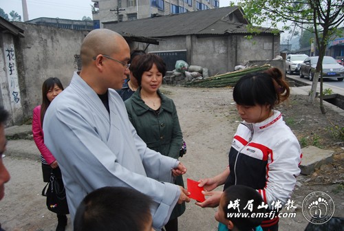 乐山-峨眉山佛协赴乐山五通桥区助学助困