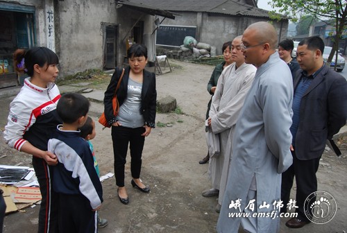 乐山-峨眉山佛协赴乐山五通桥区助学助困