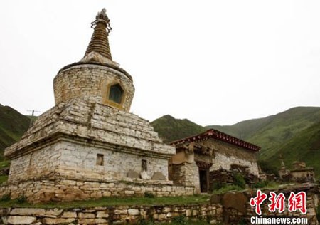 色达县杨各乡发现的古代碉楼