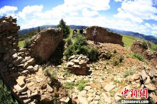 文物-四川雅江县寺院遗址再现唐代白狼国文物出土大量陶俑
