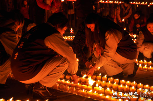 峨眉山-峨眉山大佛禅院举行“万盏明灯供普贤”祈福供灯大法会 峨眉山-峨眉山大佛禅院举行“万盏明灯供普贤”祈福供灯大法会