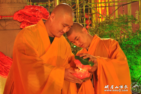 峨眉山-峨眉山大佛禅院举行“万盏明灯供普贤”祈福供灯大法会 峨眉山-峨眉山大佛禅院举行“万盏明灯供普贤”祈福供灯大法会