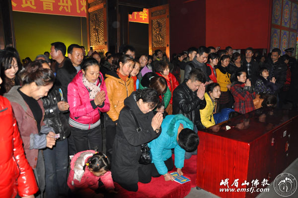 峨眉山-峨眉山大佛禅院举行“万盏明灯供普贤”祈福供灯大法会 峨眉山-峨眉山大佛禅院举行“万盏明灯供普贤”祈福供灯大法会