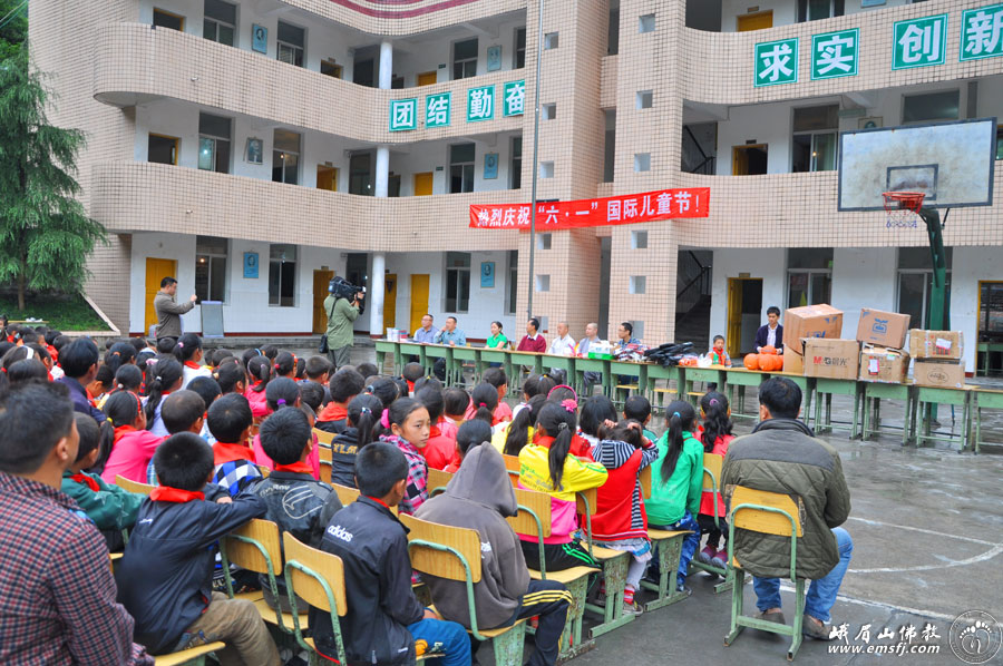 六一-“六一”前夕峨眉山佛协赴峨边县杨河乡中心小学送祝福