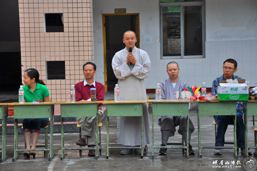 六一-“六一”前夕峨眉山佛协赴峨边县杨河乡中心小学送祝福