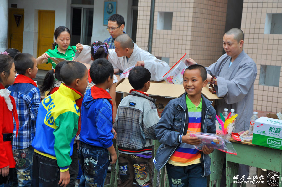 六一-“六一”前夕峨眉山佛协赴峨边县杨河乡中心小学送祝福