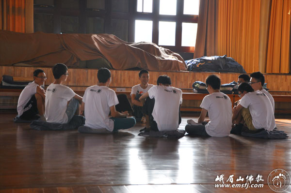 佛教-“生命教育”大学心灵环保体验营在峨眉山大佛禅院举行