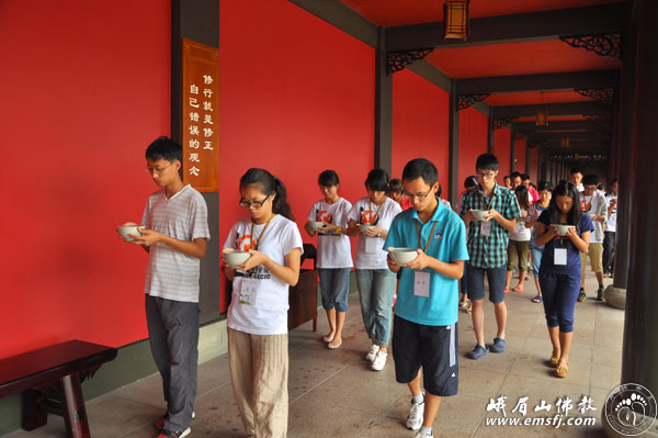 佛教-“生命教育”大学心灵环保体验营在峨眉山大佛禅院举行