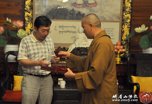 佛教-中国国学院大学校长弘二教授参访峨眉山大佛禅院