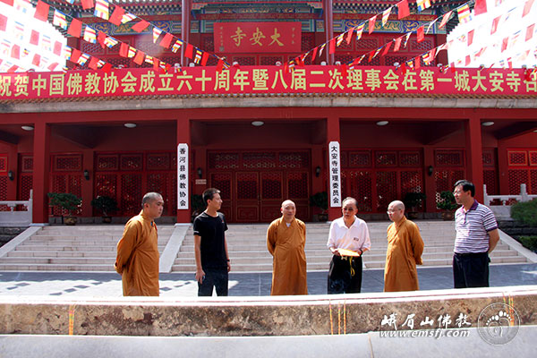 佛教-香河县佛教协会会长印能法师一行检查法会现场布置情况