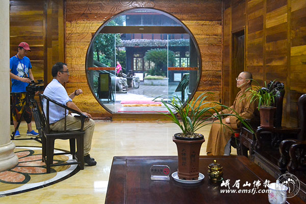 佛教-《中国宗教佛教圣地行》栏目组至报国寺采访