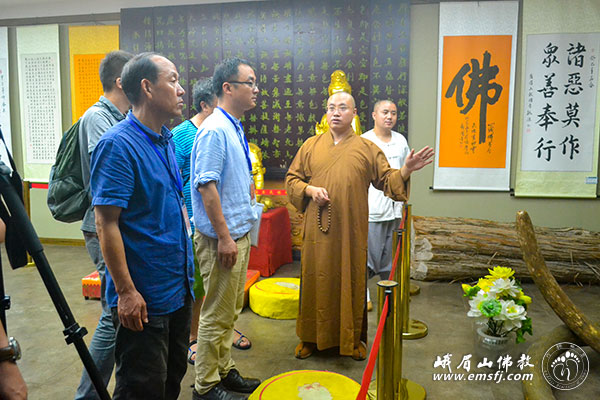 佛教-《中国宗教佛教圣地行》栏目组至报国寺采访
