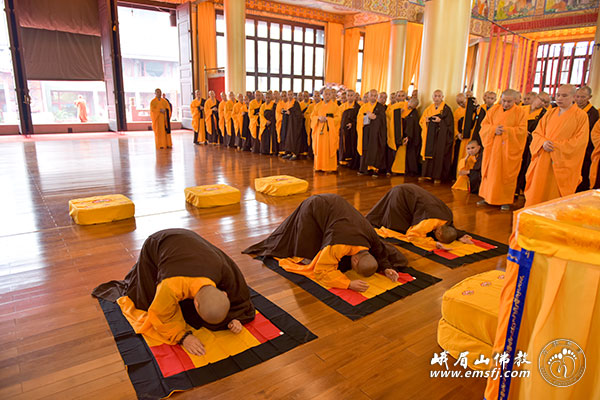 律师-省佛协第十九次传戒法会第十四日:早课乞戒请戒开导通白二师教衣钵法演习班口施放焰口 律师-省佛协第十九次传戒法会第十四日:早课乞戒请戒开导通白二师教衣钵法演习班口施放焰口