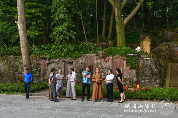 峨眉山-乐山市委常委、组织部部长、统战部部长熊伟一行赴峨眉山佛协走访调研 峨眉山-乐山市委常委、组织部部长、统战部部长熊伟一行赴峨眉山佛协走访调研