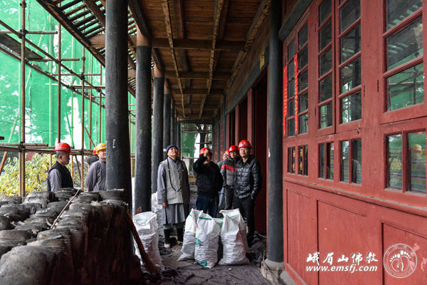 万年寺-永寿大和尚一行赴万年寺检查落架维修工程施工进展情况