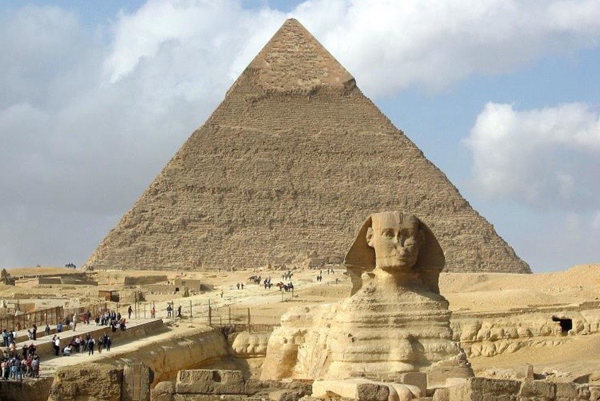 吉萨郊外的哈夫拉金字塔与斯芬克斯，埃及第4王朝.jpg