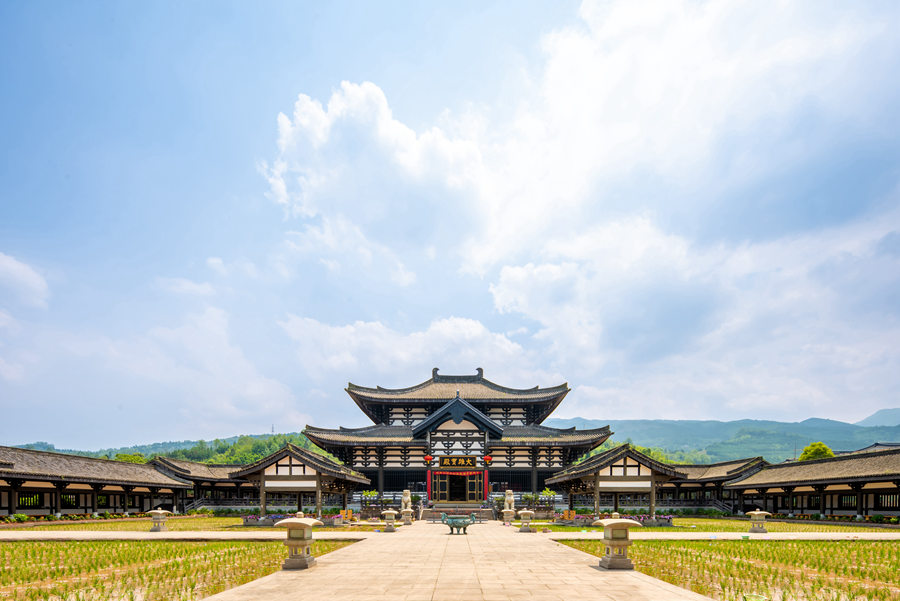 峨眉山-农禅并重 峨眉山僧众员工赴光明寺出坡插秧