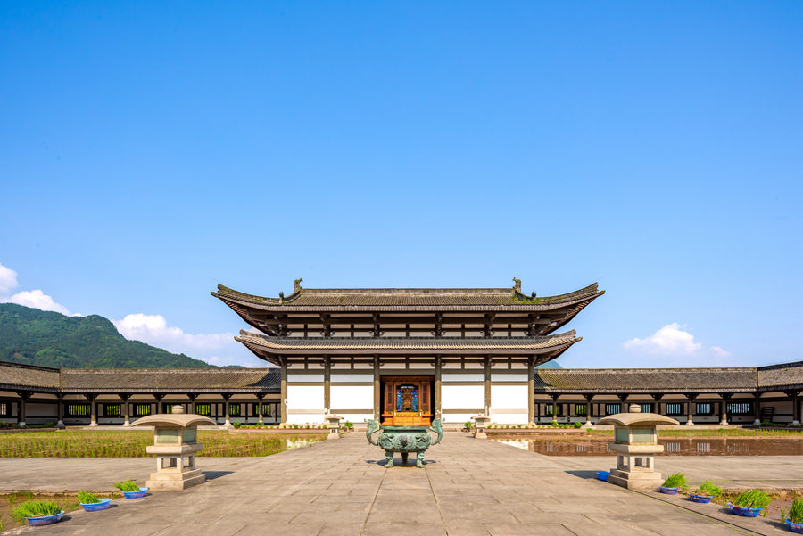 峨眉山-农禅并重 峨眉山僧众员工赴光明寺出坡插秧