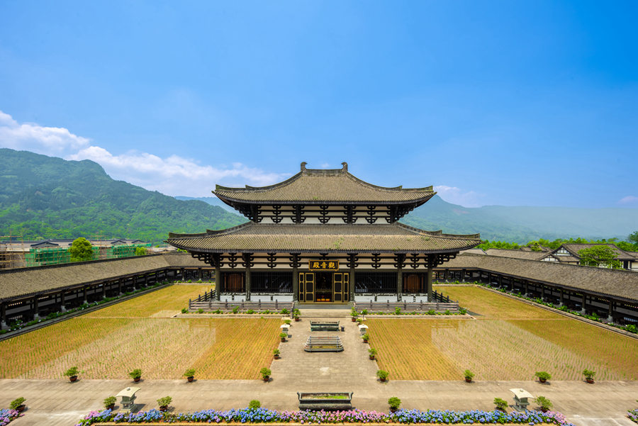 峨眉山-农禅并重 峨眉山僧众员工赴光明寺出坡插秧