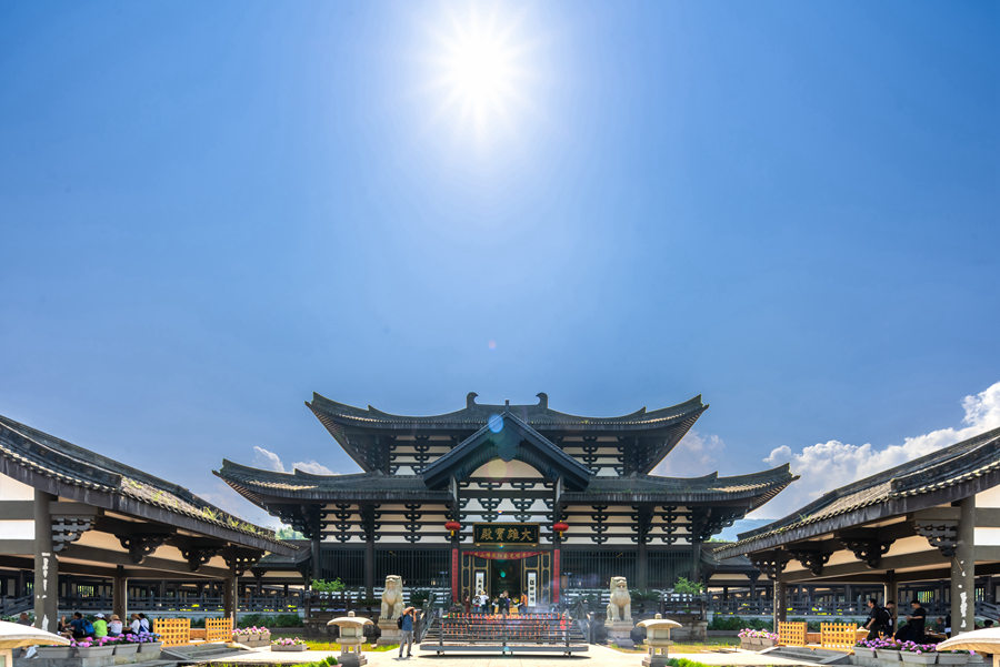 峨眉山-农禅并重 峨眉山僧众员工赴光明寺出坡插秧